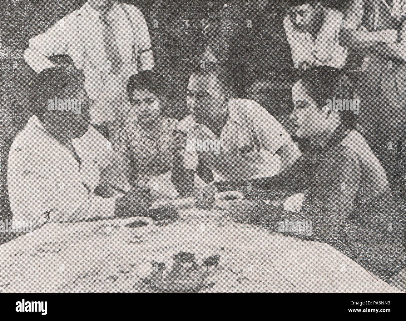 19 Andjar Asmara fornendo direzione sul set di Kartinah, Terang Boelan Vol III n. 5 (Maggio 1941), p7 Foto Stock