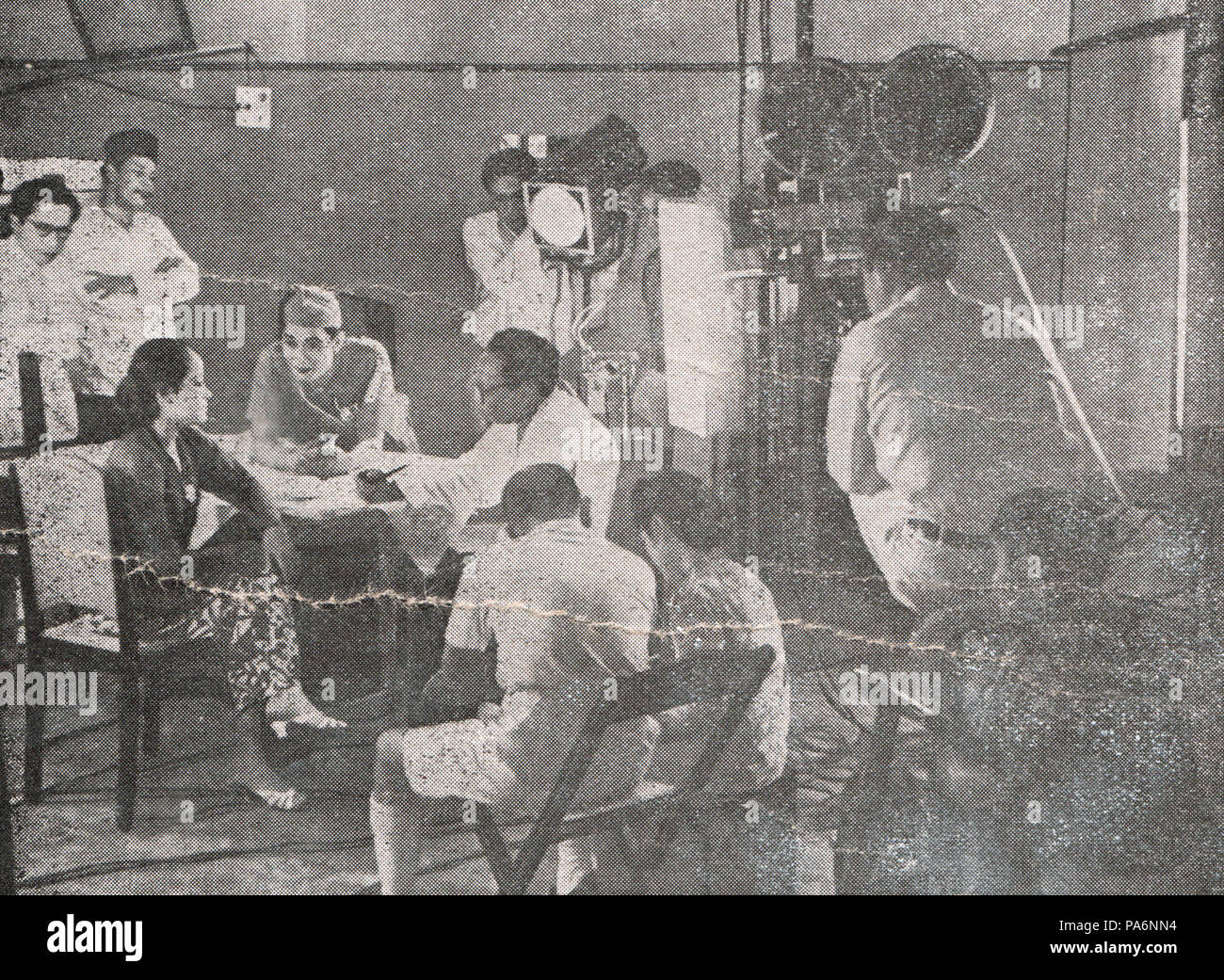 213 al Ratna Asmara e Astaman sul set di Kartinah, Terang Boelan Vol III n. 5 (Maggio 1941), p7 Foto Stock