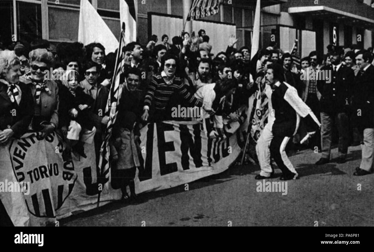 7 1972-73 European Cup - Újpesti Dózsa v Juventus - la Juve è un fan presso l'aeroporto di Torino Caselle Foto Stock