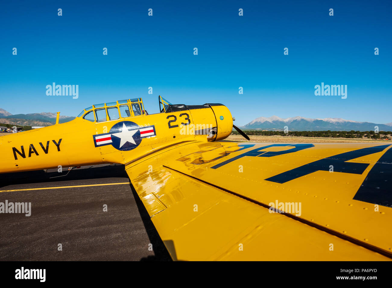 La North American Aviation T-6 texano; SNJ-5; Harriett Alexander campo; air show; Salida; Colorado; USA Foto Stock