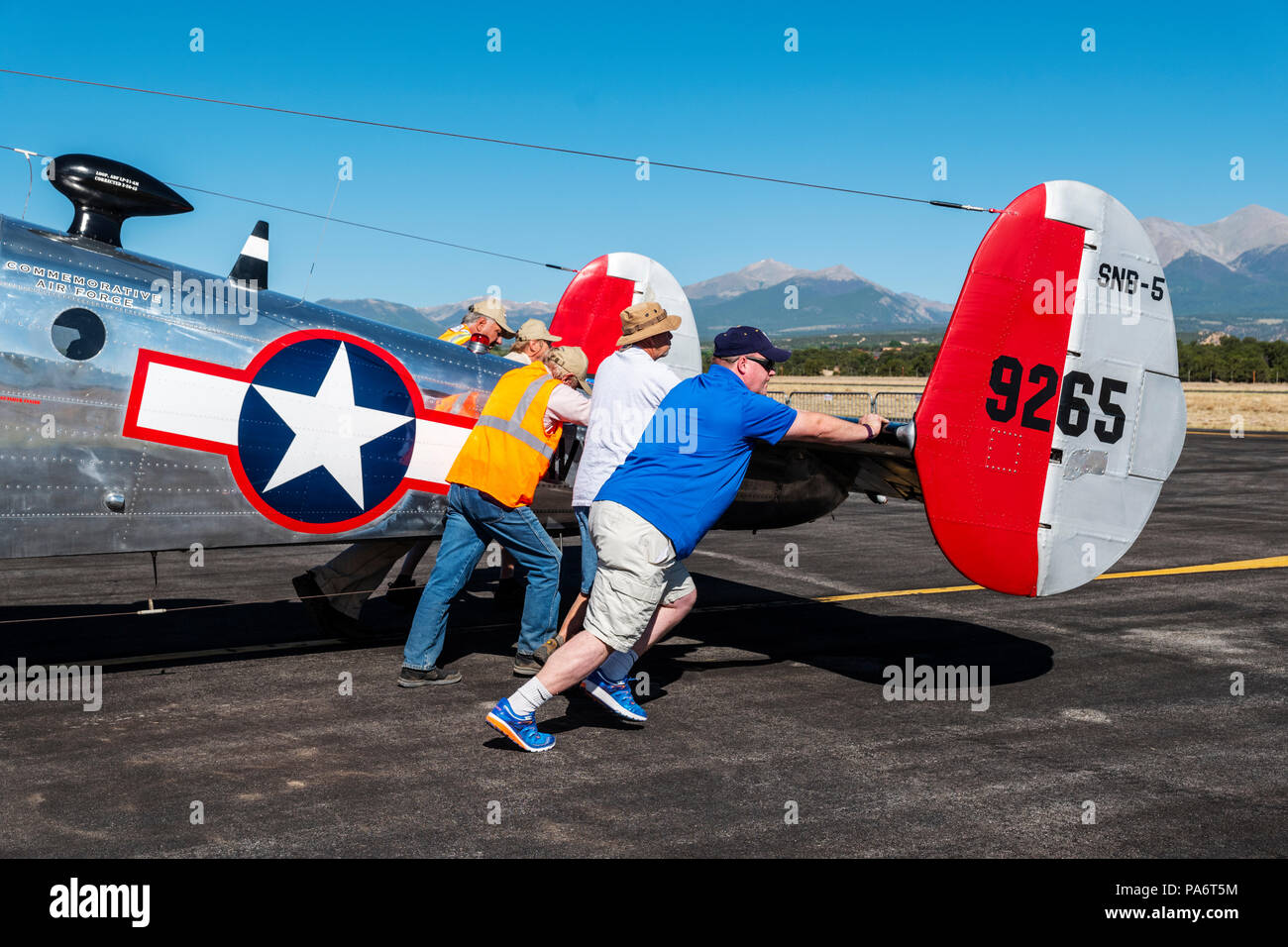 Volontari spingendo Beechcraft modello 18 alla pista di atterraggio; Twin faggio; UC-45J navigatore; BNS-1 Kansan; US Navy; Salida Fly-in & Air Show; Salida; Colorado; USA Foto Stock