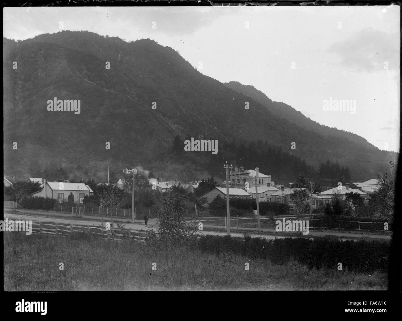 10 Una strada di fronte agli edifici parzialmente oscurato da alberi, nel Tamigi o aree di Hauraki ATLIB 309721 Foto Stock 10 Una strada di fronte agli edifici parzialmente oscurato da alberi, nel Tamigi o aree di Hauraki ATLIB 309721 Foto Stock