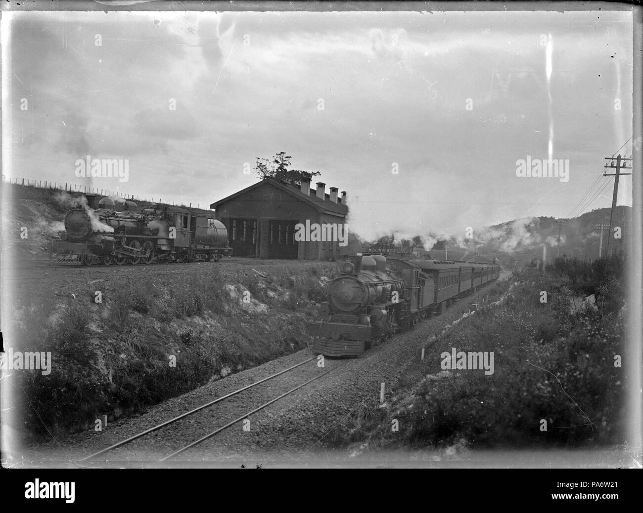 10 un treno a vapore e la locomotiva in parallelo le linee ferroviarie, Maungaturoto. ATLIB 292915 Foto Stock