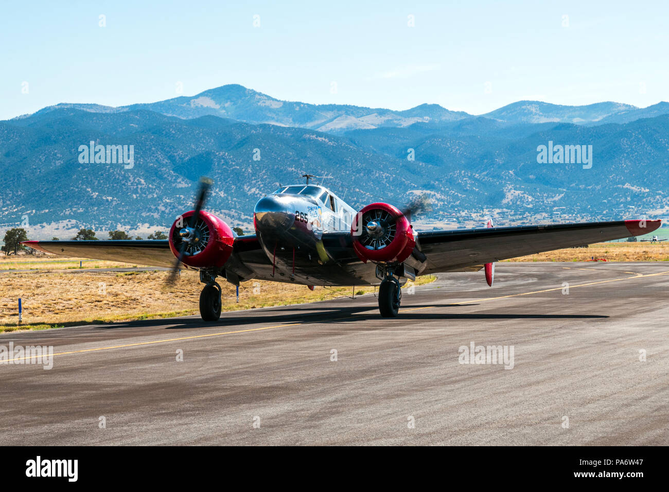 Beechcraft modello 18; Twin faggio; UC-45J navigatore; BNS-1 Kansan; US Navy; Salida Fly-in & Air Show; Salida; Colorado; USA Foto Stock