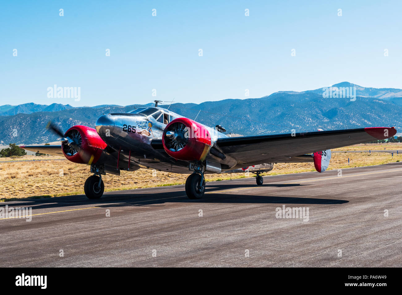 Beechcraft modello 18; Twin faggio; UC-45J navigatore; BNS-1 Kansan; US Navy; Salida Fly-in & Air Show; Salida; Colorado; USA Foto Stock
