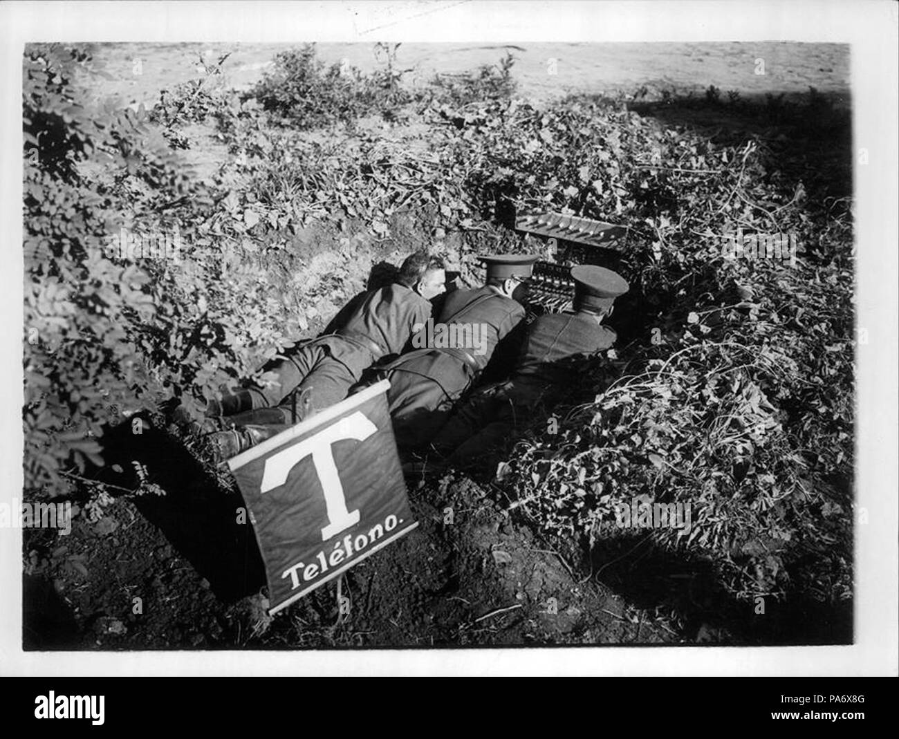 22 Archivo General de la Nación Argentina 1940 circa - puesto telefónico en maniobras de combate Foto Stock