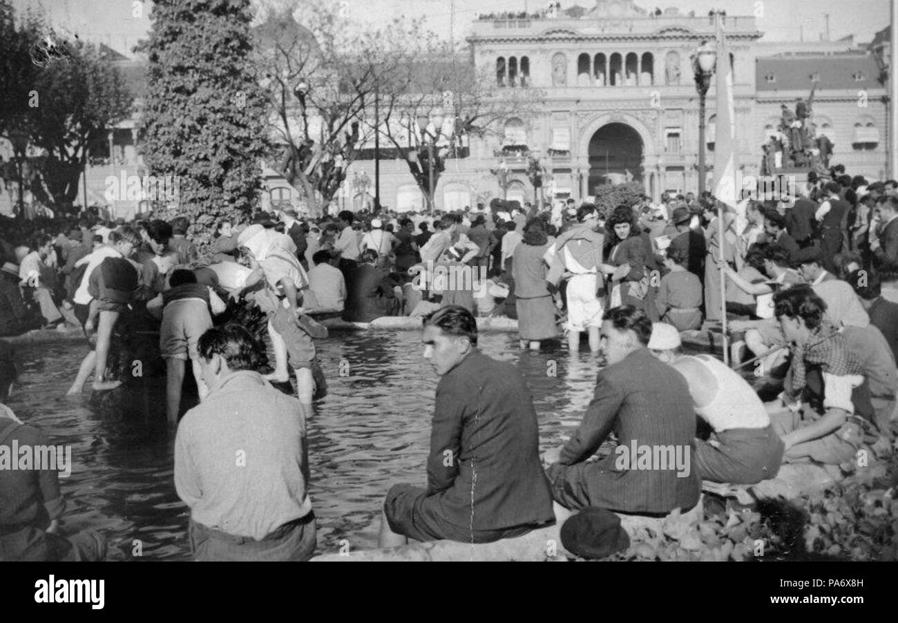 22 Archivo General de la Nación Argentina 1945 Buenos Aires Plaza de Mayo el 17 de Octubre, torte en el agua Foto Stock
