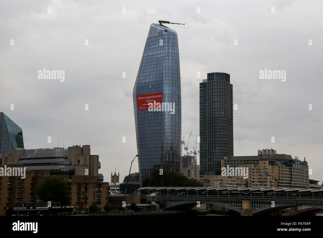 Città di Londra. Londra. Regno Unito 20 luglio 2018 - Vista di uno Blackfriars in un giorno nuvoloso come l'ondata di caldo continua nel Regno Unito con oltre quaranta giorni consecutivi senza pioggia. Uno Blackfriars è un utilizzo misto sviluppo sotto costruzione al n. 1 Blackfriars Road a Bankside, Londra. È informalmente conosciuta come il Vaso a causa la sua forma. Met Office meteo canicola continuerà con temperature di raggiungere 33 gradi celsius in medio della prossima settimana. Credito: Dinendra Haria/Alamy Live News Foto Stock