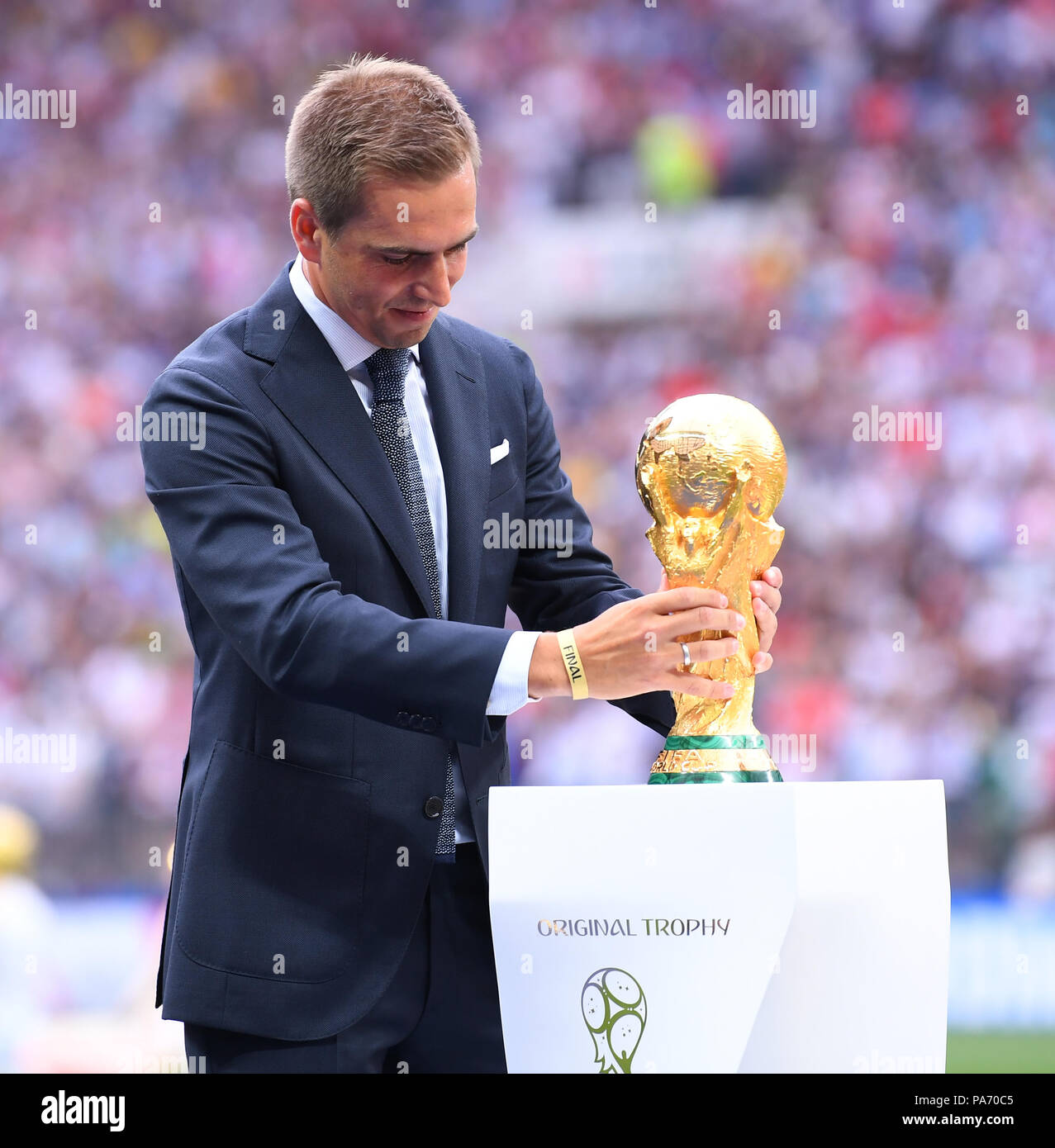 Mosca, Russland. Il 15 luglio 2018. Philipp Lahm (Campione del Mondo 2014 Germania) presenta la World Cup Trofeo. GES/calcio/World Championship 2018 Russia, Finale: Francia - Croazia, 15.07.2018 GES/calcio/calcetto, Coppa del Mondo 2018 in Russia, Finale: Francia vs Croazia, Mosca, luglio 15, 2018 | Utilizzo di credito in tutto il mondo: dpa/Alamy Live News Foto Stock