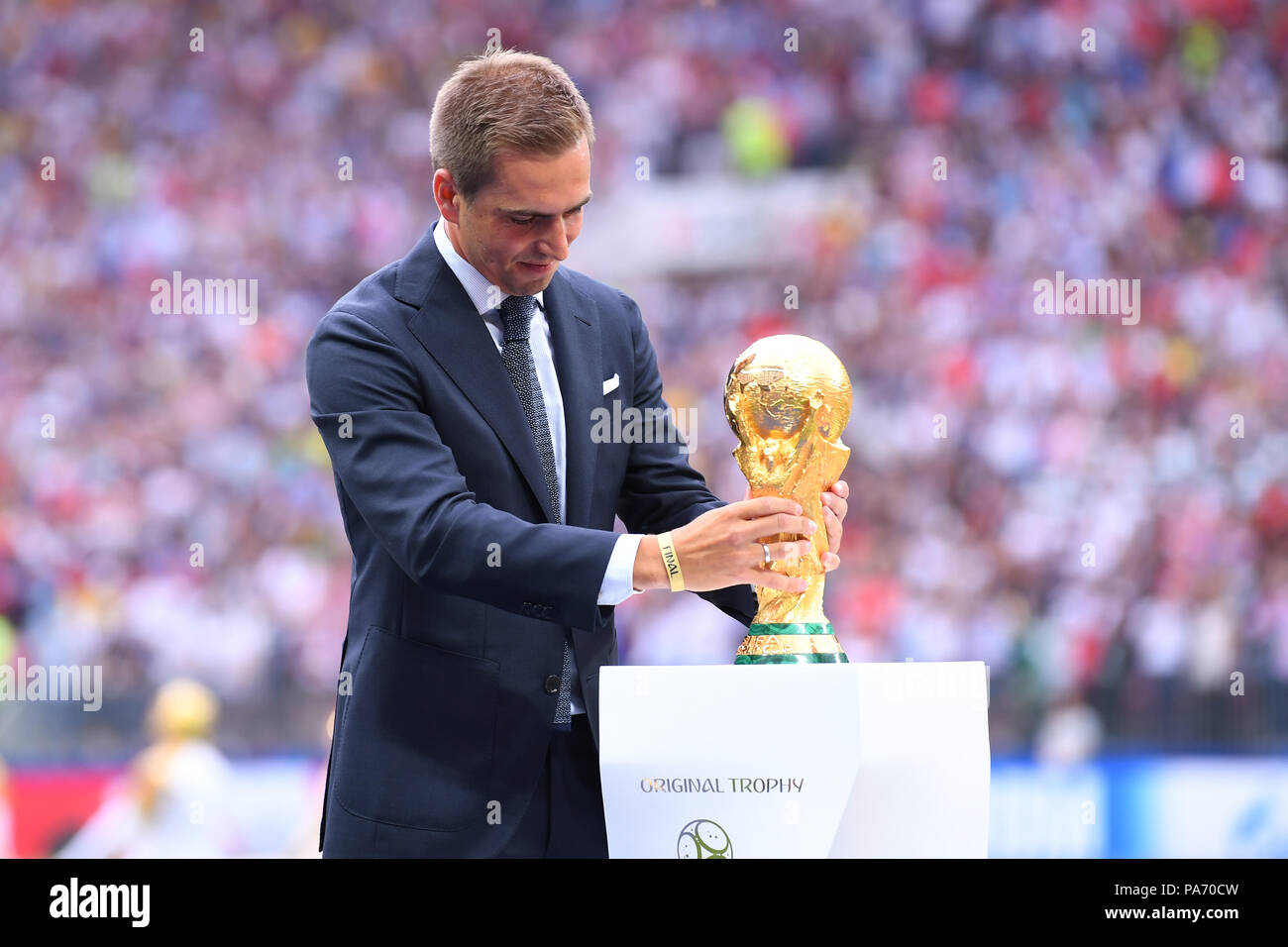 Mosca, Russland. Il 15 luglio 2018. Philipp Lahm (Campione del Mondo 2014 Germania) presenta la World Cup Trofeo. GES/calcio/World Championship 2018 Russia, Finale: Francia - Croazia, 15.07.2018 GES/calcio/calcetto, Coppa del Mondo 2018 in Russia, Finale: Francia vs Croazia, Mosca, luglio 15, 2018 | Utilizzo di credito in tutto il mondo: dpa/Alamy Live News Foto Stock