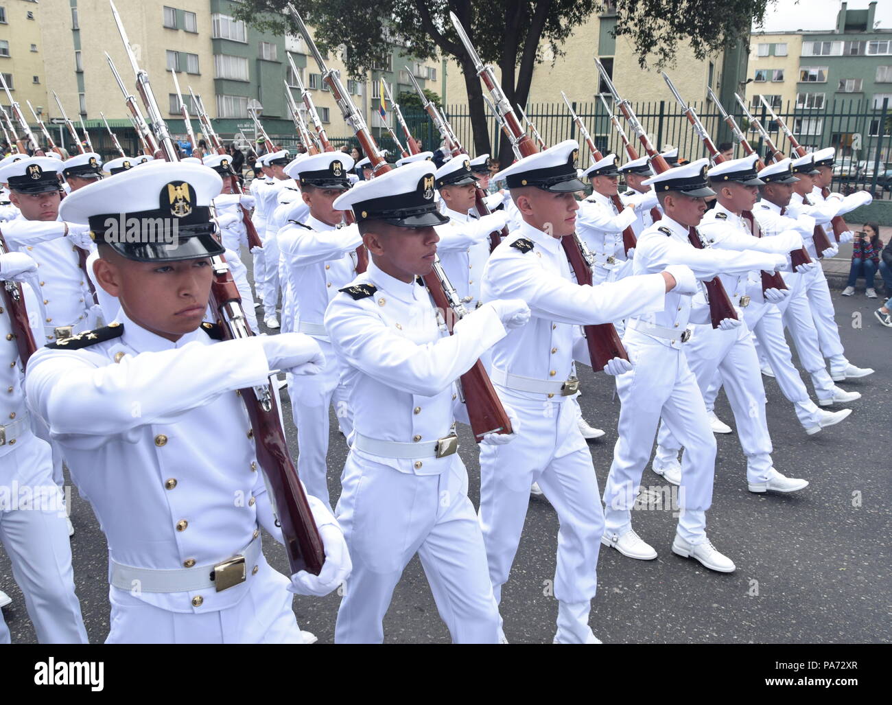 Bogotà, Colombia.20 luglio 2018, Bogotà, Colombia - Marina marche presso il colombiano di Giorno di Indipendenza parata militare Credito: James Wagstaff/Alamy Live News Foto Stock