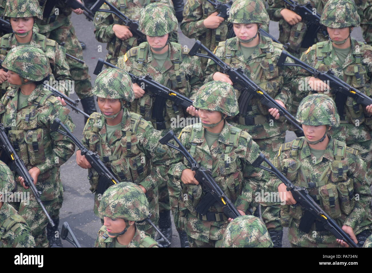 Bogotà, Colombia.20 luglio 2018, Bogotà, Colombia - Femmina soldati marzo presso il colombiano di Giorno di Indipendenza parata militare Credito: James Wagstaff/Alamy Live News Foto Stock