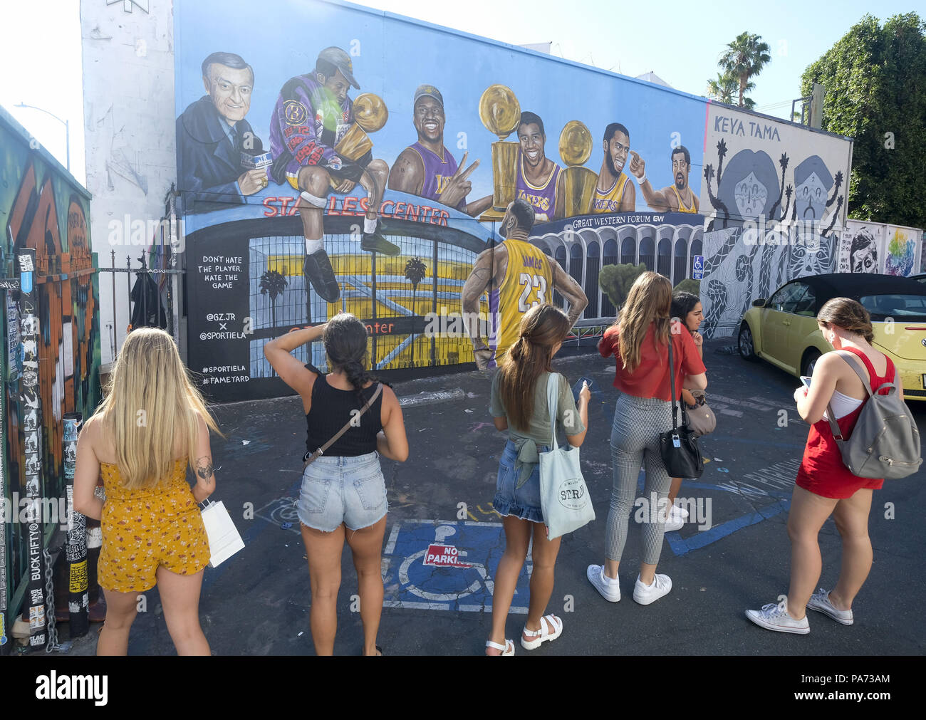 Los Angeles, California, USA. Il 20 luglio, 2018. La gente a prendere le foto di una nuova funzionalità murale di LeBron James che guarda l'ex Los Angeles Lakers grandi da artista Gustavo Zermeno a Los Angeles il 20 luglio 2018. Dopo un LeBron James murale fu vandalizzato un paio di settimane fa a Los Angeles, un nuovo disegno o modello è stato creato che visualizza James guardando il Lakers grandi Kobe Bryant, Shaquille O'Neal, Magic Johnson, Kareem Abdul-Jabbar e Wilt Chamberlain. Credito: Ringo Chiu/ZUMA filo/Alamy Live News Foto Stock