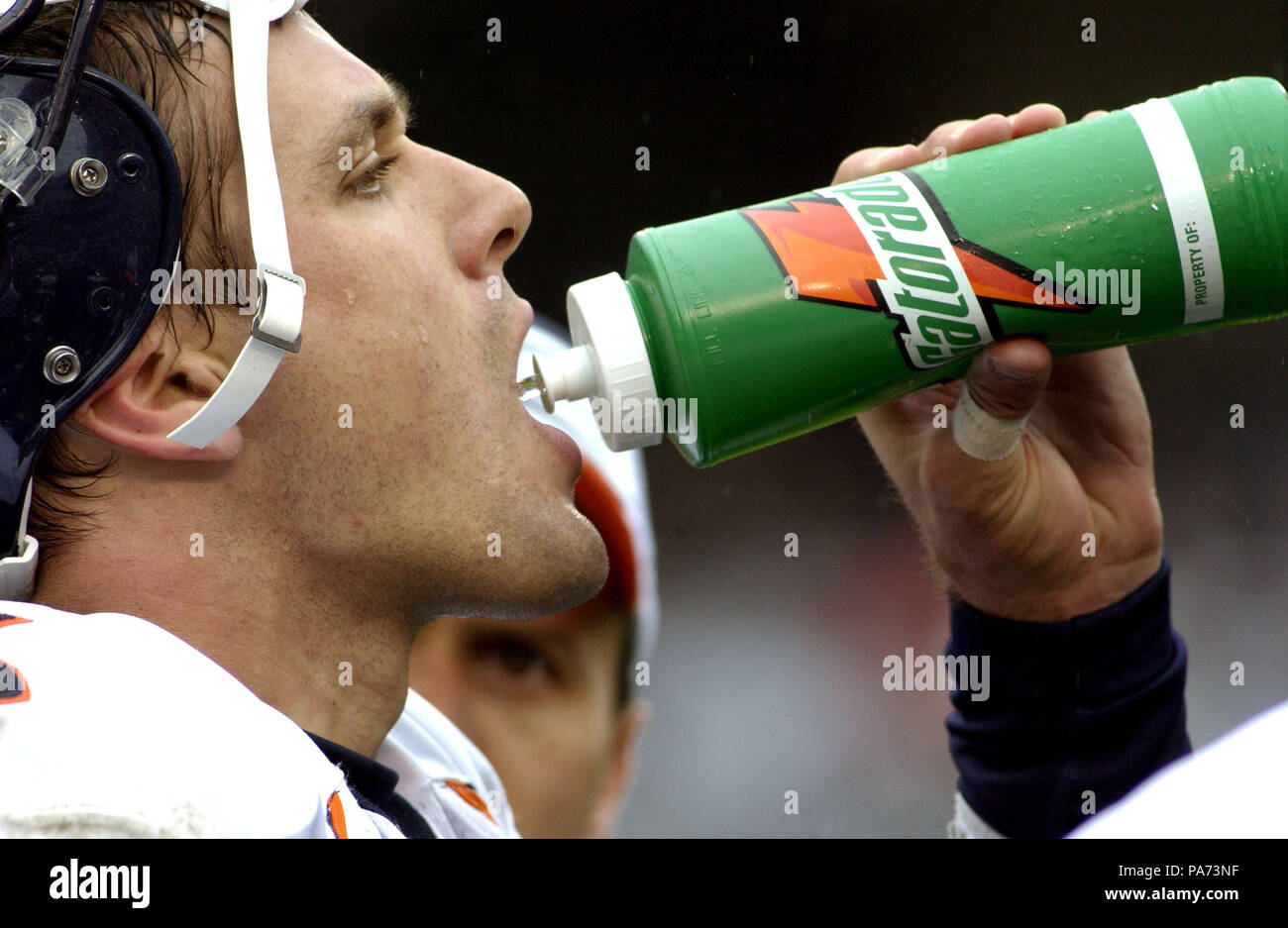 Oakland, la California, Stati Uniti d'America. 26 Maggio, 2012. Denver Broncos quarterback Jake Plummer (16) assume una bevanda domenica 30 novembre, 2003, a Oakland, in California. I Broncos sconfitti i raider 22-8. Credito: Al di Golub/ZUMA filo/Alamy Live News Foto Stock