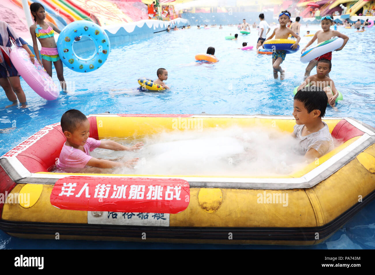 Pechino, Cina. 17 Luglio, 2018. I bambini giocano a un parco acquatico a Chongqing, sud-ovest della Cina, 17 luglio 2018. Ondate di calore hanno colpito molte parti del paese negli ultimi mesi. Credito: Wang Quanchao/Xinhua/Alamy Live News Foto Stock