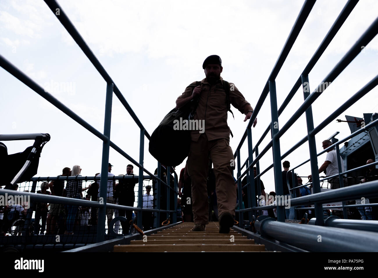 Wilhelmshaven, Germania. 21 Luglio, 2018. Un membro di equipaggio lascia la marina militare tedesca della nave 'Hessen' dopo aver eseguito operazioni di formazione negli Stati Uniti. Credito: Mohssen Assanimoghaddam/dpa/Alamy Live News Foto Stock