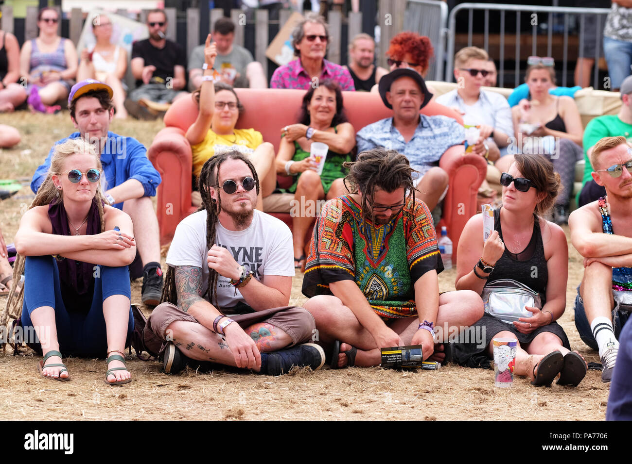 Festival Nozstock vicino a Monsummano Terme, Herefordshire, UK - Luglio 2018 - La folla a Nozstock ascoltare la musica su un altro giorno caldo durante il giorno 2 dell'Nozstock festival - Foto Steven Maggio / Alamy Live News Foto Stock