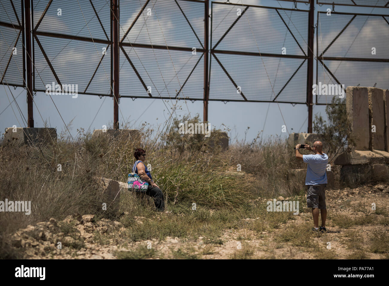 Nahal Oz, Israele sud, 21 luglio 2018. Gli israeliani prendere le foto di souvenir al confine Israeli-Gaza in Nebi Meri, Israele sud, 21 luglio 2018. Hamas ha dichiarato il cessate il fuoco con Israele nella Striscia di Gaza, un portavoce di Hamas detti primi sabato, dopo un giorno di violenza che ha visto un soldato israeliano e quattro palestinesi uccisi. Foto: Ilia Yefimovich/dpa Credito: dpa picture alliance/Alamy Live News Foto Stock