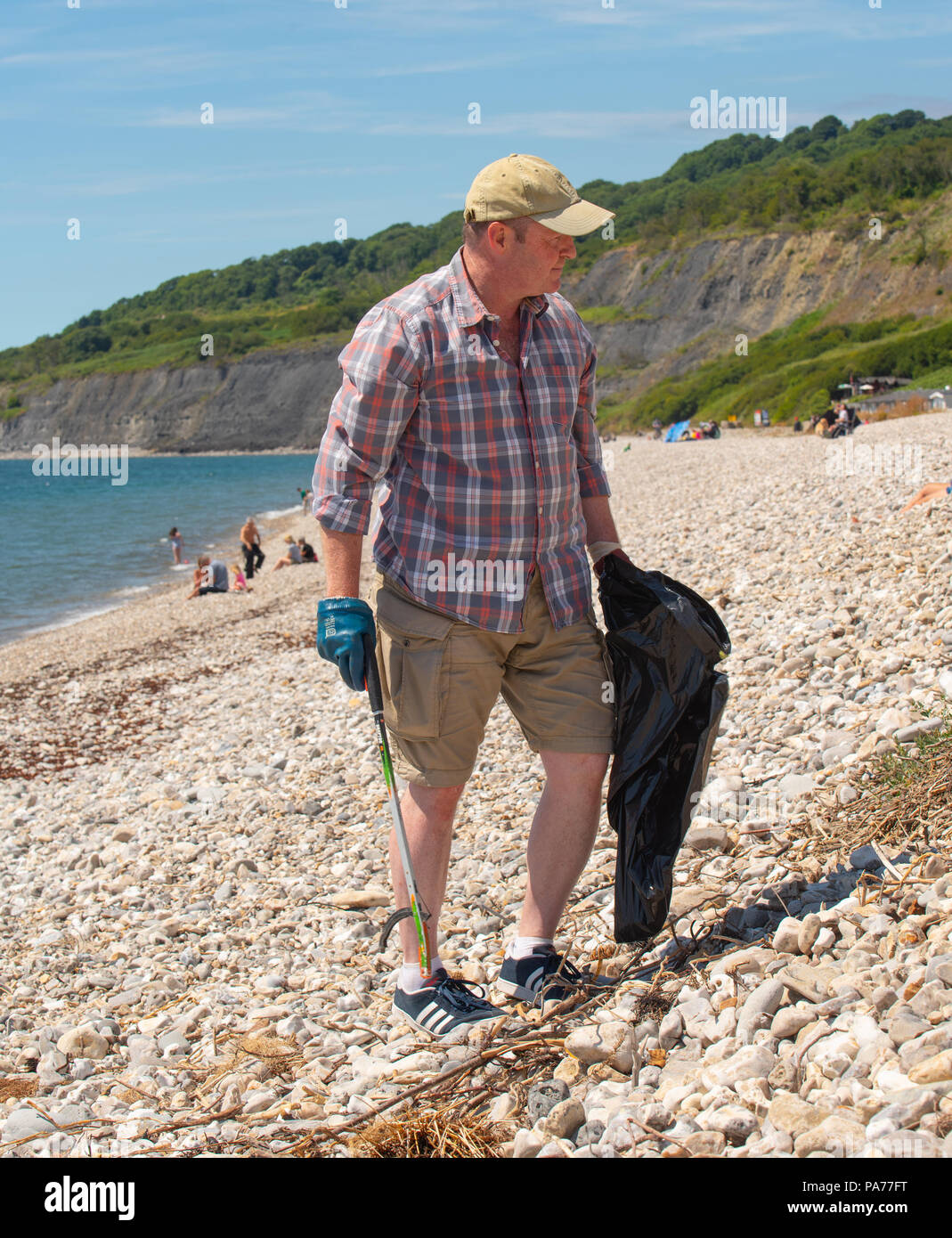 Lyme Regis, Dorset, Regno Unito. 21 luglio 2018. Regno Unito Meteo: Molto caldo e umido in Lyme Regis. La gente del posto partecipa alla spiaggia del Grande Dorset pulito presso la località costiera di Lyme Regis all'inizio delle vacanze scolastiche. La spiaggia pulita è uno dei molti eventi simili che si svolgono nella contea, che mirano a ridurre l'impatto dell'inquinamento plastico lungo la splendida costa Dorset. Credit: PQ/Alamy Live News Foto Stock