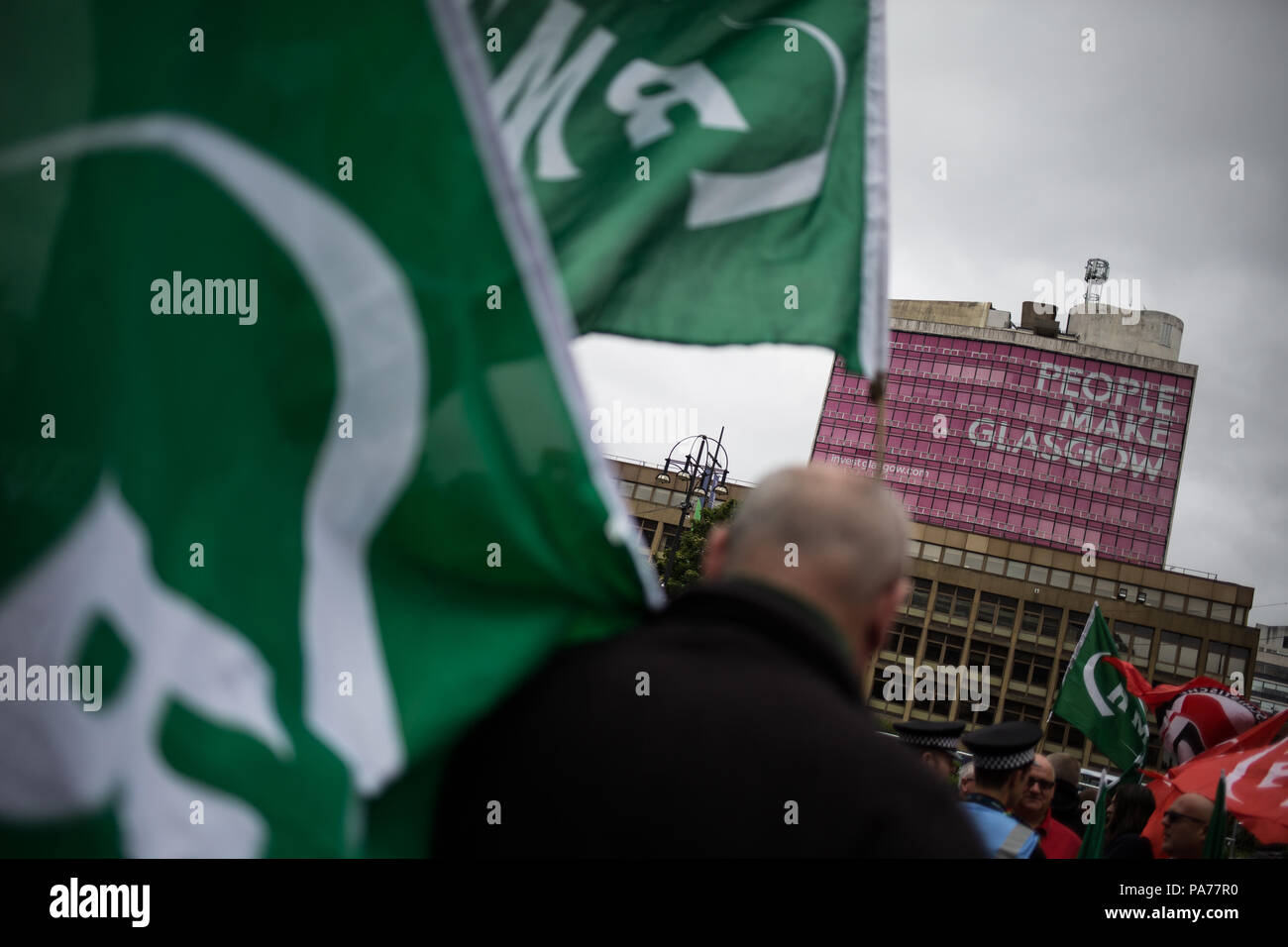 Glasgow, Scozia, il 21 luglio 2018. Un contatore di dimostrazione da uniti contro Facism sostenitori, durante una manifestazione di protesta di estrema destra della difesa scozzese League, in George Square, Glasgow, Scozia. Polizia montata e di polizia con i cani separati i due gruppi come la difesa scozzese League ha sposato la loro retorica anti-immigrante e accusato gli immigrati di esecuzione di toelettatura bande. Credito di immagine: Alamy News. Foto Stock