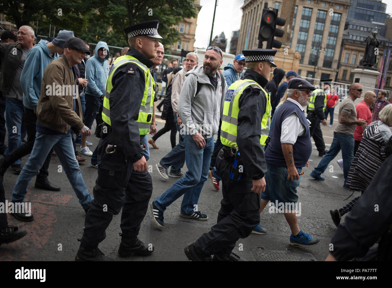 Glasgow, Scozia, il 21 luglio 2018. Una protesta di estrema destra della difesa scozzese League, contatore e dimostrazione da parte del Regno contro gruppi Facism, in George Square, Glasgow, Scozia. Polizia montata e di polizia con i cani separati i due gruppi come la difesa scozzese League ha sposato la loro retorica anti-immigrante e accusato gli immigrati di esecuzione di toelettatura bande. Credito di immagine: Alamy News. Foto Stock