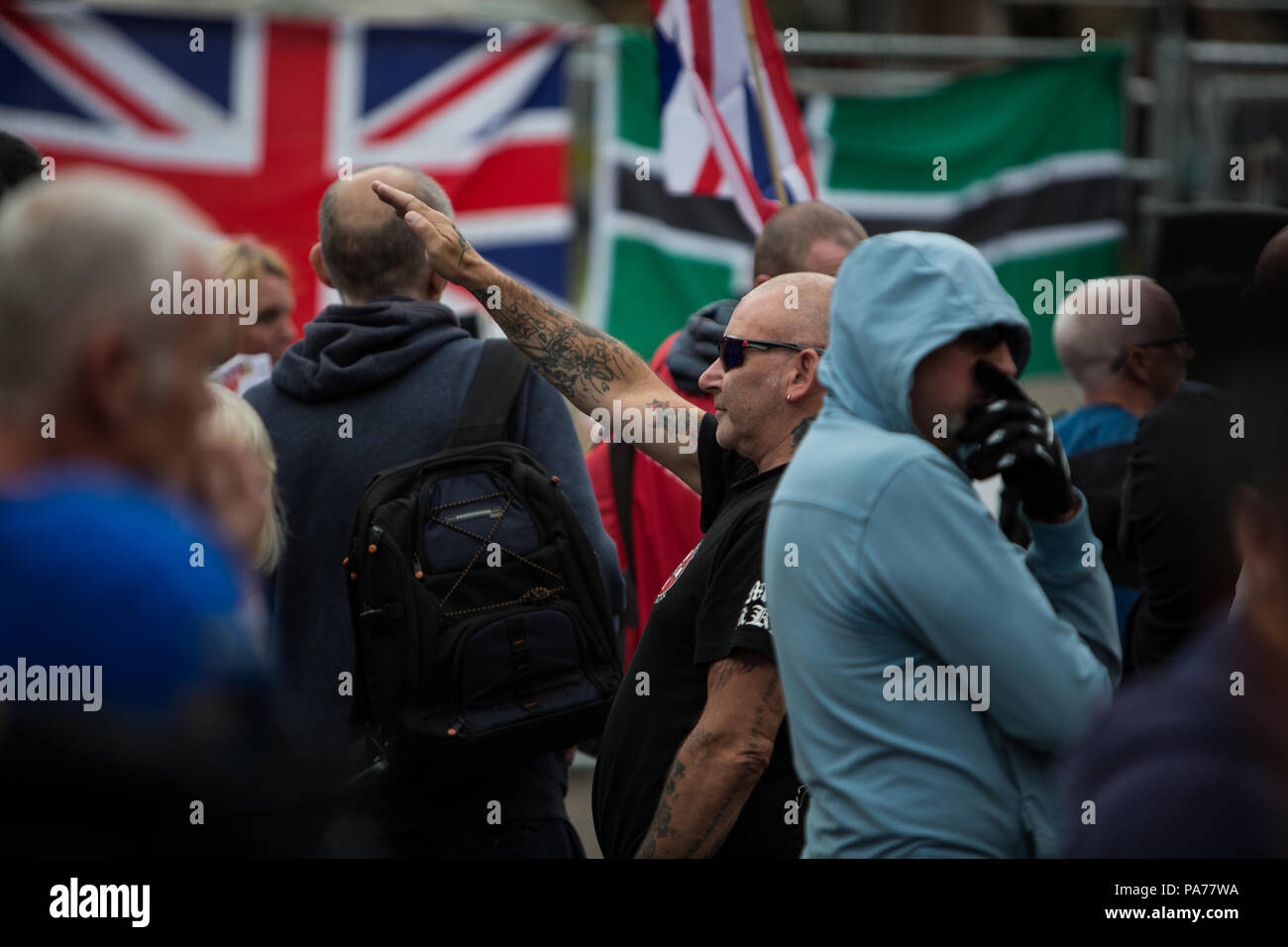 Glasgow, Scozia, il 21 luglio 2018. Una protesta di estrema destra della difesa scozzese League, contatore e dimostrazione da parte del Regno contro gruppi Facism, in George Square, Glasgow, Scozia. Polizia montata e di polizia con i cani separati i due gruppi come la difesa scozzese League ha sposato la loro retorica anti-immigrante e accusato gli immigrati di esecuzione di toelettatura bande. Credito di immagine: Alamy News. Foto Stock