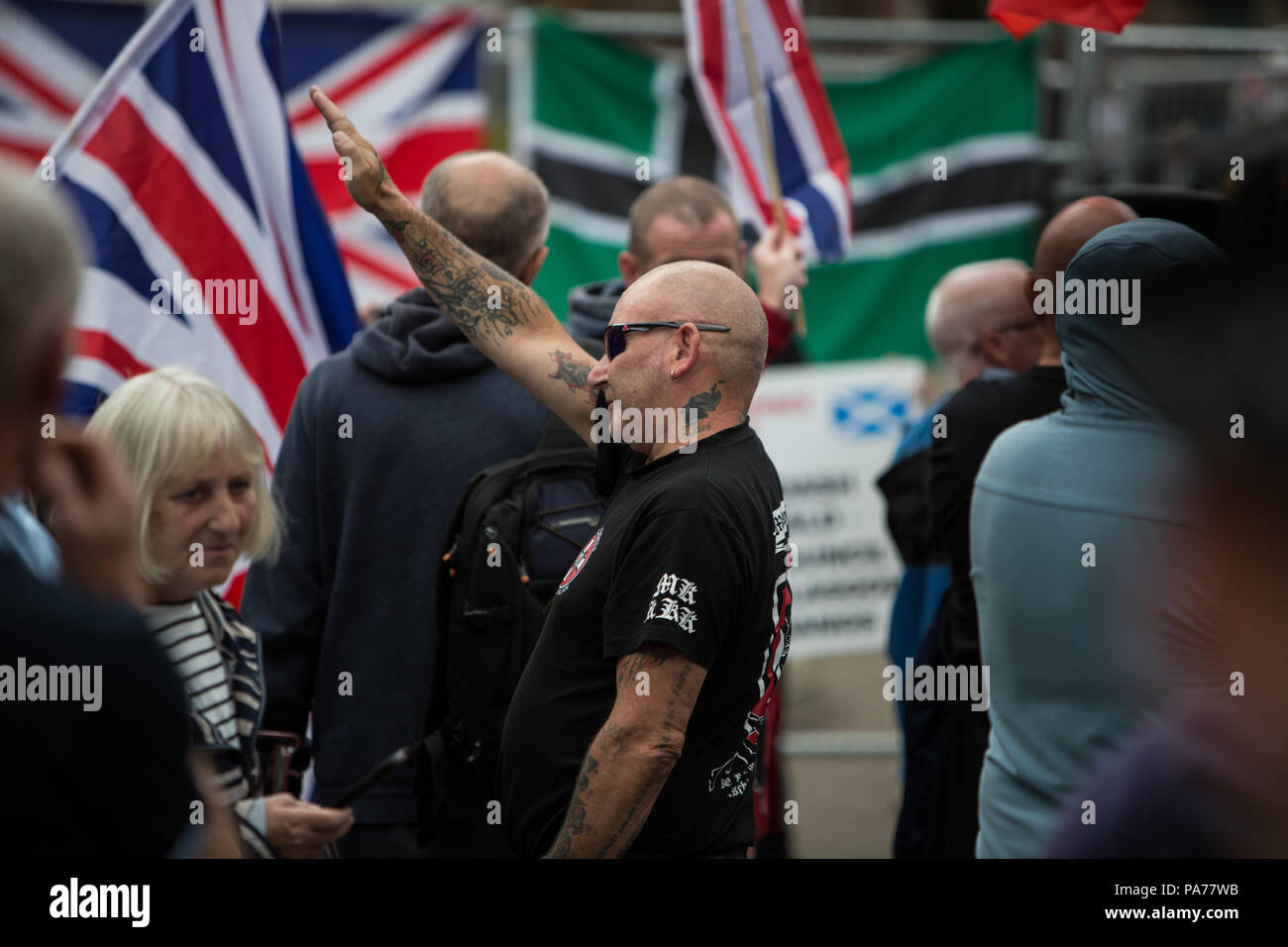 Glasgow, Scozia, il 21 luglio 2018. Una protesta di estrema destra della difesa scozzese League, contatore e dimostrazione da parte del Regno contro gruppi Facism, in George Square, Glasgow, Scozia. Polizia montata e di polizia con i cani separati i due gruppi come la difesa scozzese League ha sposato la loro retorica anti-immigrante e accusato gli immigrati di esecuzione di toelettatura bande. Credito di immagine: Alamy News. Foto Stock