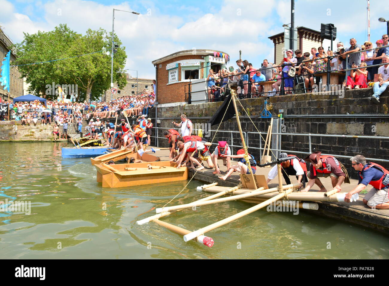 21/07/18.Su un molto caldo pomeriggio un cartone di Bristol Boat Race ha avuto luogo presso il porto di Bristol Festival. Migliaia di persone hanno guardato intorno al bordo procedure Dockside Wizard. Divertimento e risate garantite ha avuto luogo quando il cartone di barche di tutte le dimensioni è entrato l'acqua all'inizio, molte non ancora di iniziare e rompere con i concorrenti di cadere in acqua con persone aventi un grande divertimento e risate everywhare. La manifestazione è a sostegno dell'apprendimento progetto navi,le squadre locali hanno tentato di costruire una nave di cartone in grado di gettting alla fine di un 250 metri,la barca più veloce vince. I premi Foto Stock