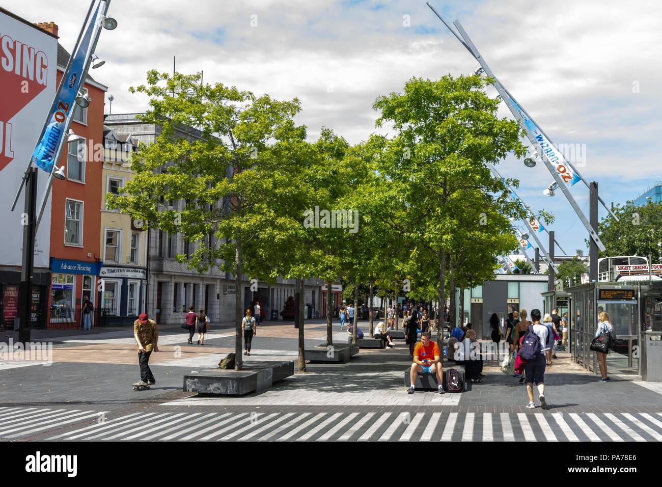 Cork, Irlanda. Il 21 luglio 2018. La gente seduta fuori sul Grand Parade in ammollo i sun. Credito: Damian Coleman/Alamy Live News Foto Stock