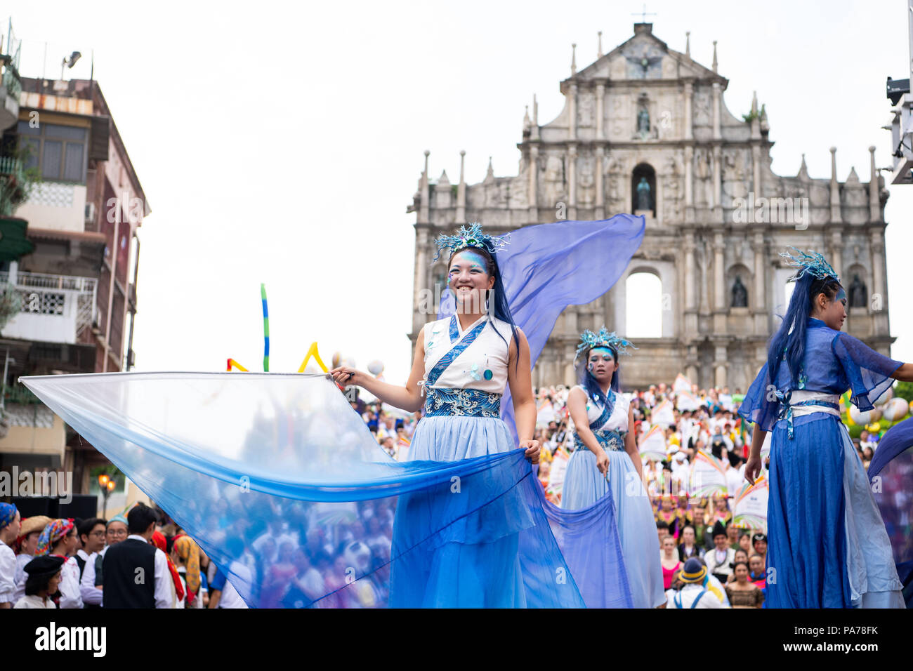 Macao, Cina. 21 Luglio, 2018. Ballerini eseguono durante una parata di un international youth festival di danza a Macao, Cina del Sud, 21 luglio 2018. Un totale di 27 squadre di danza hanno partecipato all'evento qui il sabato. Credito: Cheong Kam Ka/Xinhua/Alamy Live News Foto Stock