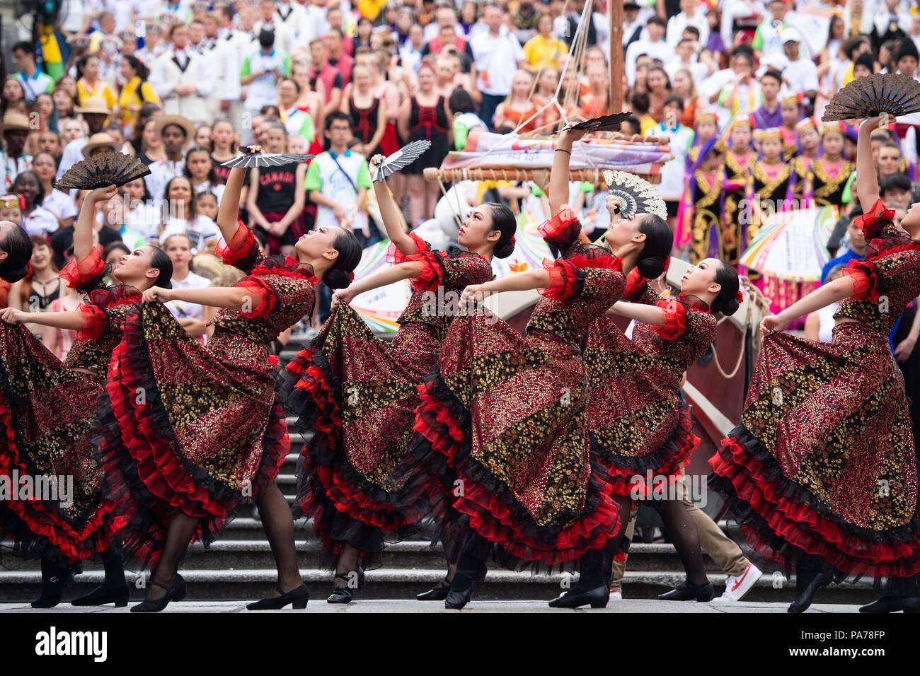 Macao, Cina. 21 Luglio, 2018. Ballerini eseguono durante una parata di un international youth festival di danza a Macao, Cina del Sud, 21 luglio 2018. Un totale di 27 squadre di danza hanno partecipato all'evento qui il sabato. Credito: Cheong Kam Ka/Xinhua/Alamy Live News Foto Stock