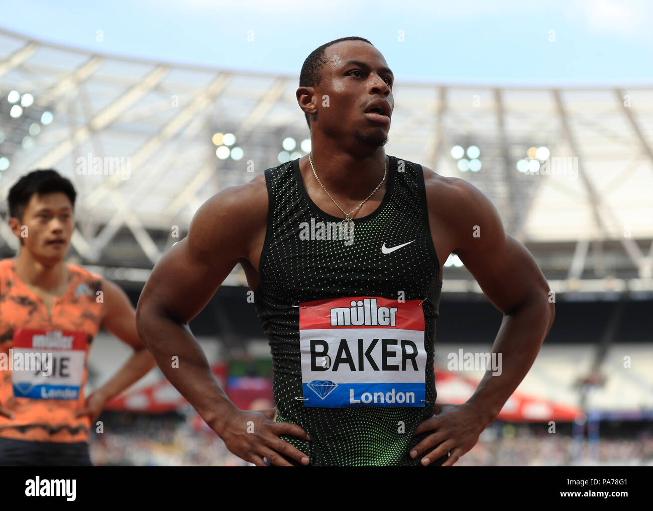 Lo stadio di Londra, Londra, Regno Unito. 21 Luglio, 2018. Diamond League atletica, giorno 1; Ronnie Baker (USA) recensioni il replay del mens 100m Finale di come egli finisce per primo credito: Azione Sport Plus/Alamy Live News Foto Stock