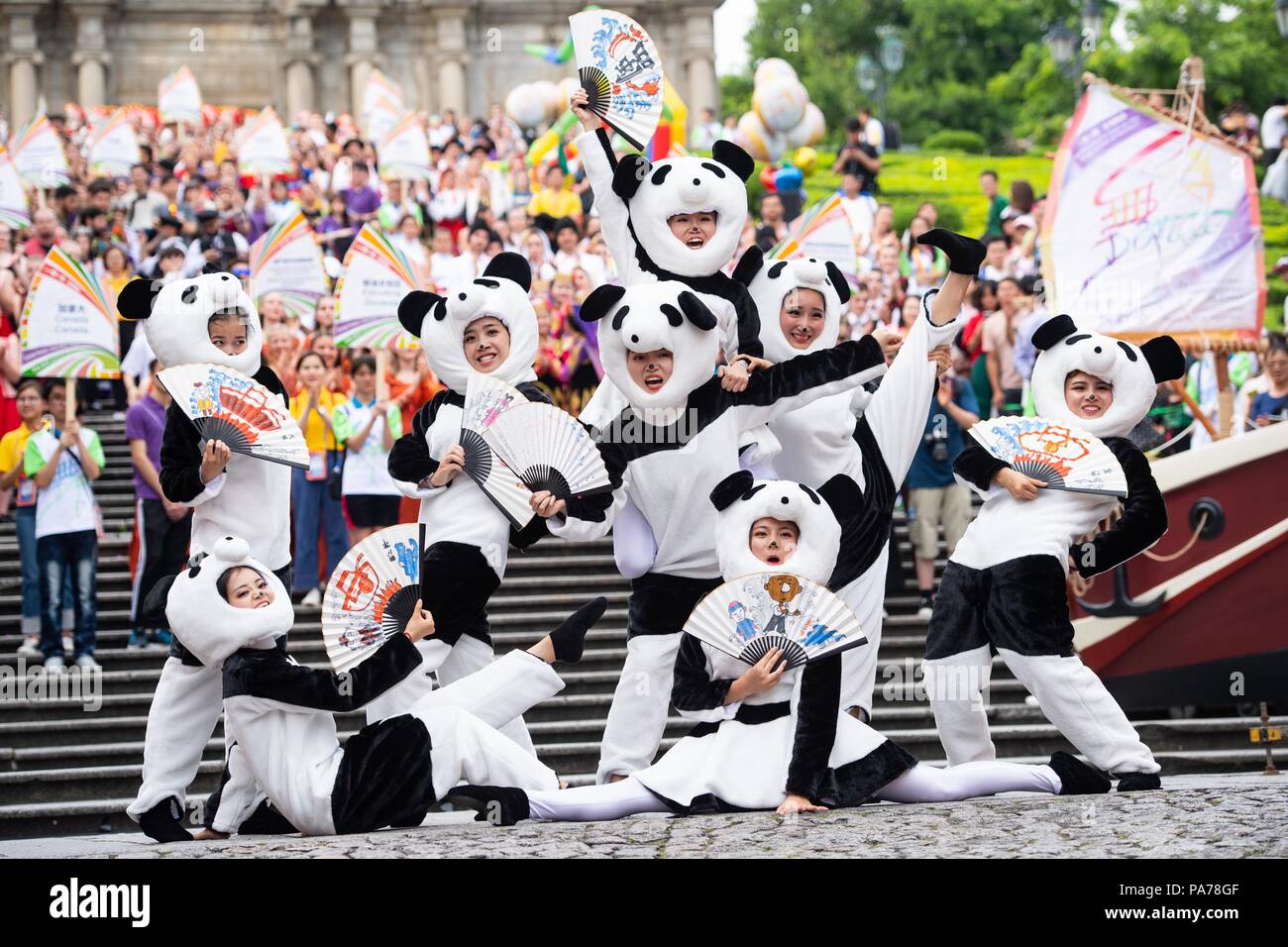 Macao, Cina. 21 Luglio, 2018. Ballerini eseguono durante una parata di un international youth festival di danza a Macao, Cina del Sud, 21 luglio 2018. Un totale di 27 squadre di danza hanno partecipato all'evento qui il sabato. Credito: Cheong Kam Ka/Xinhua/Alamy Live News Foto Stock