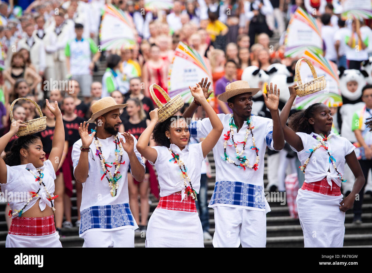 Macao, Cina. 21 Luglio, 2018. Ballerini eseguono durante una parata di un international youth festival di danza a Macao, Cina del Sud, 21 luglio 2018. Un totale di 27 squadre di danza hanno partecipato all'evento qui il sabato. Credito: Cheong Kam Ka/Xinhua/Alamy Live News Foto Stock