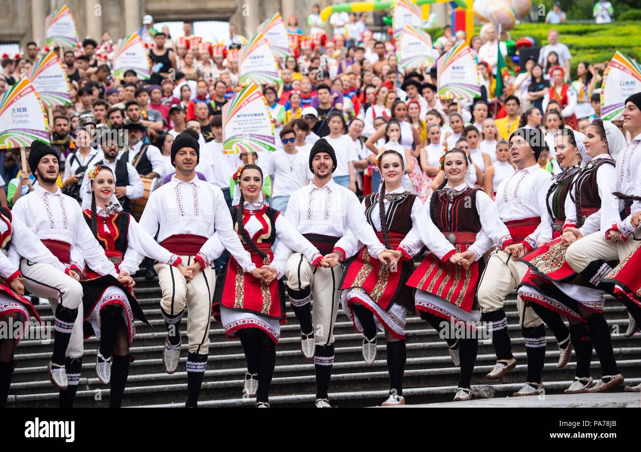 Macao, Cina. 21 Luglio, 2018. Ballerini eseguono durante una parata di un international youth festival di danza a Macao, Cina del Sud, 21 luglio 2018. Un totale di 27 squadre di danza hanno partecipato all'evento qui il sabato. Credito: Cheong Kam Ka/Xinhua/Alamy Live News Foto Stock