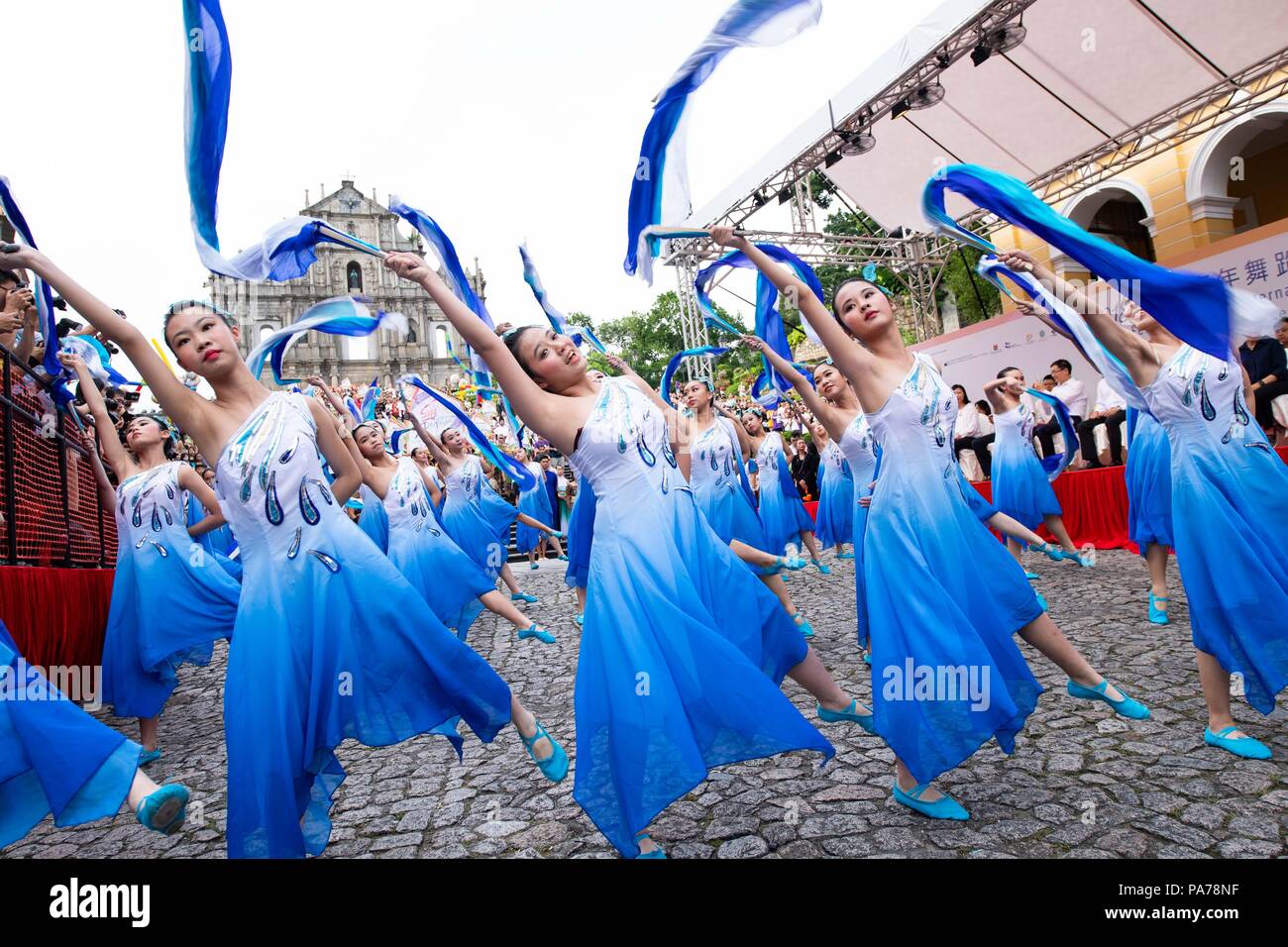 Macao, Cina. 21 Luglio, 2018. Ballerini eseguono durante una parata di un international youth festival di danza a Macao, Cina del Sud, 21 luglio 2018. Un totale di 27 squadre di danza hanno partecipato all'evento qui il sabato. Credito: Cheong Kam Ka/Xinhua/Alamy Live News Foto Stock
