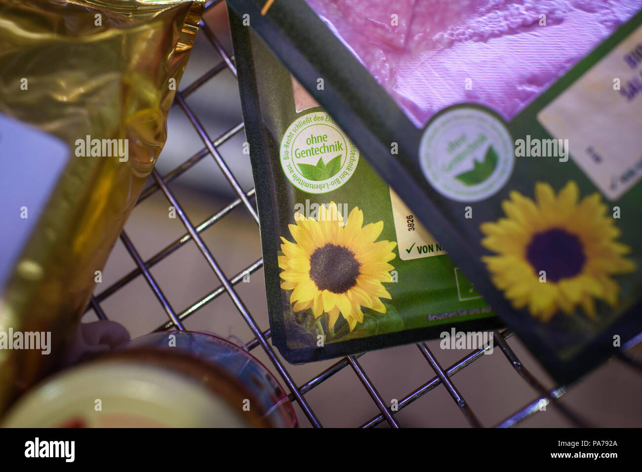 Illustrazione - 16 luglio 2018, Germania Berlino: l'etichetta non OGM è stampato sui pacchetti di carne in un supermercato organico. Foto: Gregor Fischer/dpa Foto Stock