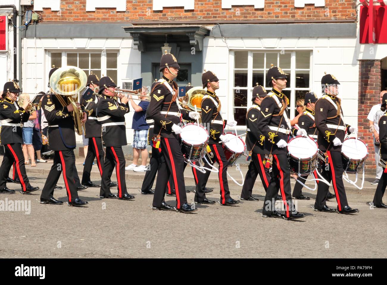 Bicester, Oxfordshire, Regno Unito 21.07.2018 - 1 Reggimento RLC concessa la libertà di entrata in Bicester, il più alto onore civica che può essere riversato su di un gruppo di militari. Il reggimento esercitato il loro 'libertà' per marcia attraverso la città in Piazza del Mercato, con le spade sguainate, baionette fisso, tamburi, bande la riproduzione di colori e di volare. Credito: Michelle ponti/Alamy Live News Foto Stock