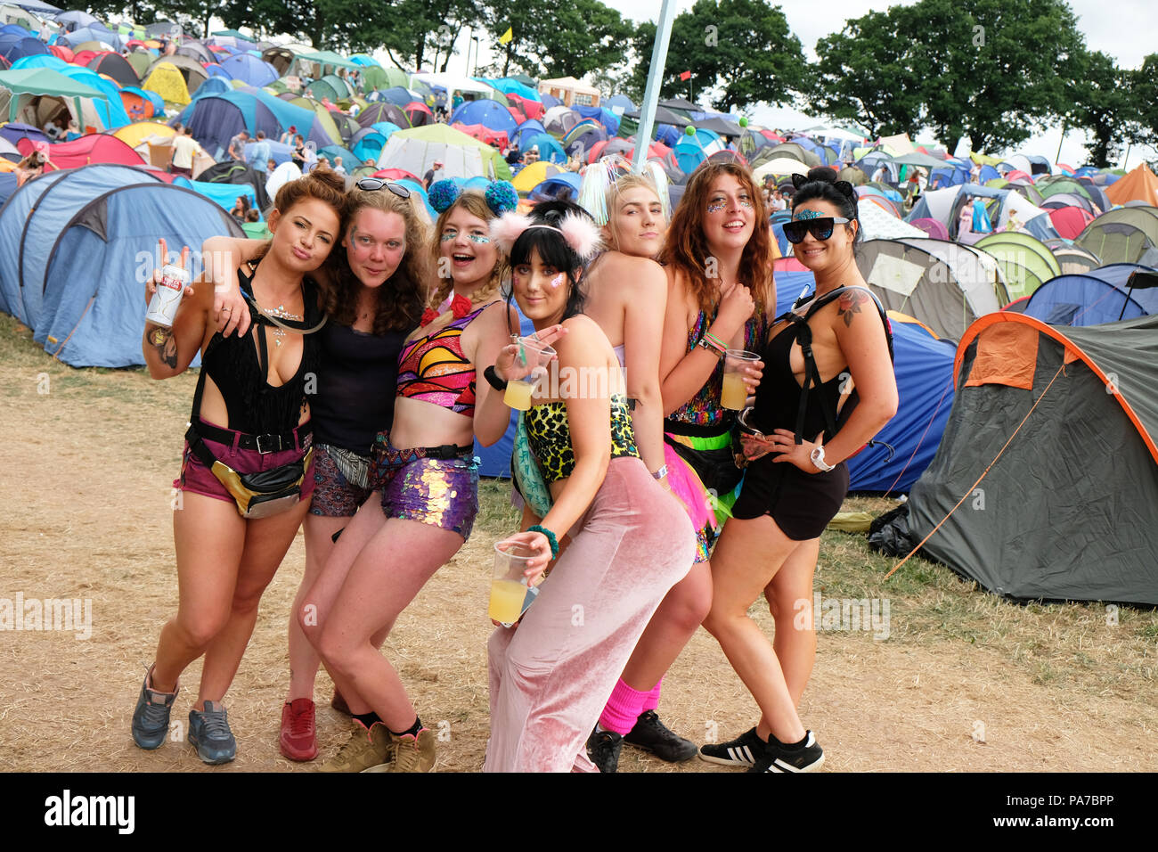 Festival Nozstock vicino a Monsummano Terme, Herefordshire, Regno Unito - Sabato 21 Luglio 2018 - un gruppo di giovani donne appassionati di godere l'atmosfera di festa su un altro giorno caldo durante il giorno 2 dell'Nozstock festival - questo anno la musica Nozstock festival celebra 20 anni - Photo Steven Maggio / Alamy Live Foto Stock