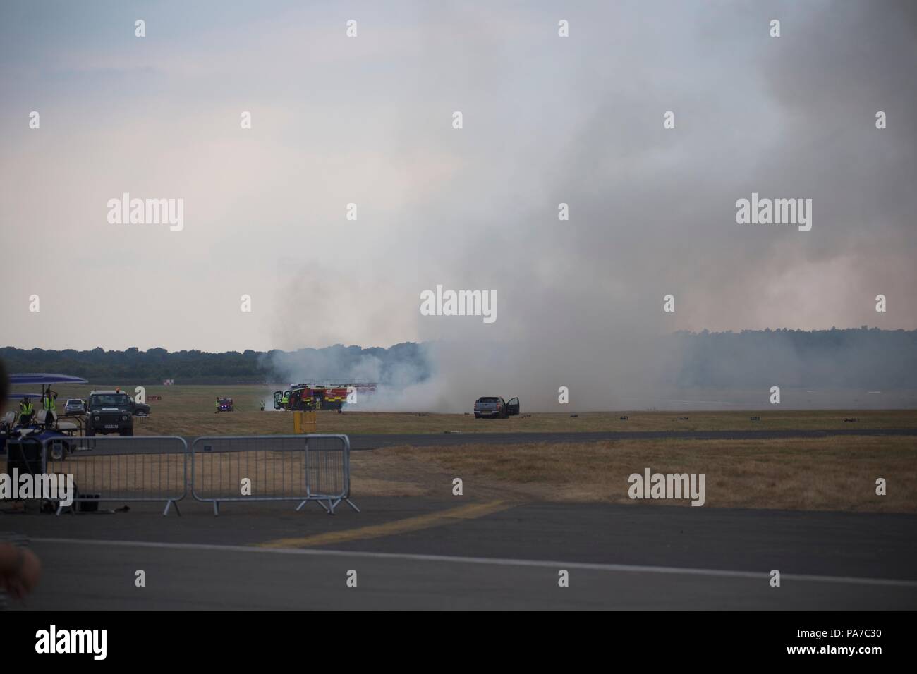 Fire a Farnborough International airshow pirotecnica dopo sabato 21 luglio Foto Stock