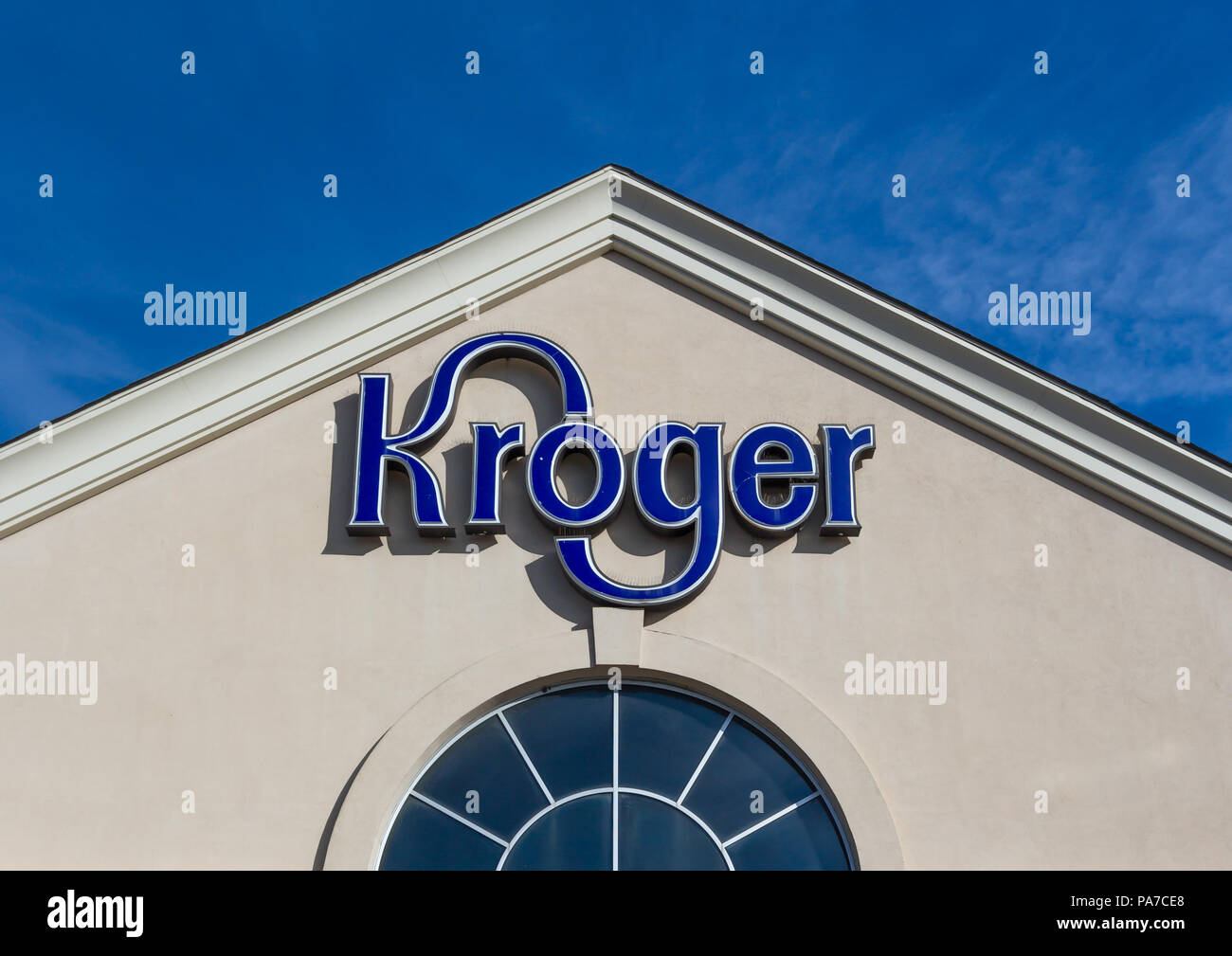 COLUMUBUS, OH/USA - Ottobre 21, 2017: Kroger fruttivendolo esterno e logo. Il Kroger Company è un americano di catena di supermercati. Foto Stock