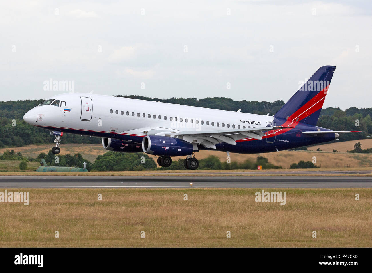 Un Sukhoi Superjet SU-100 executive business jet, registrato in Russia come RA-89053, a Londra Luton Airport in Inghilterra. Foto Stock