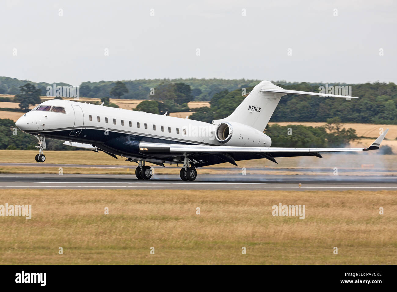 Un Bombardier Global 6000 executive business jet, registrati negli Stati Uniti come N711LS, toccando a Londra Luton Airport in Inghilterra. Foto Stock