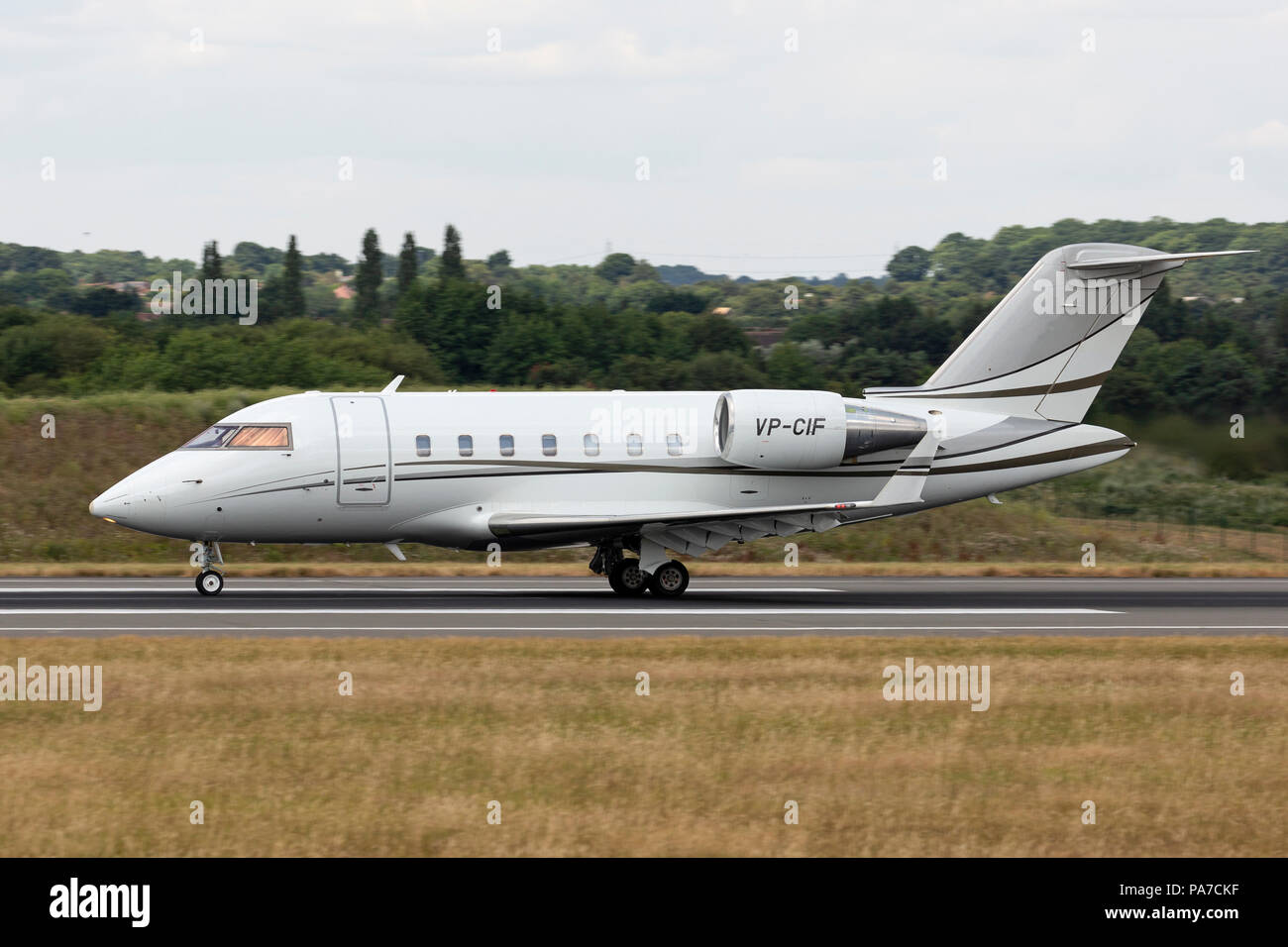 Un Bombardier Challenger 605 executive business jet, VP-CIF, a Londra Luton Airport in Inghilterra. Foto Stock