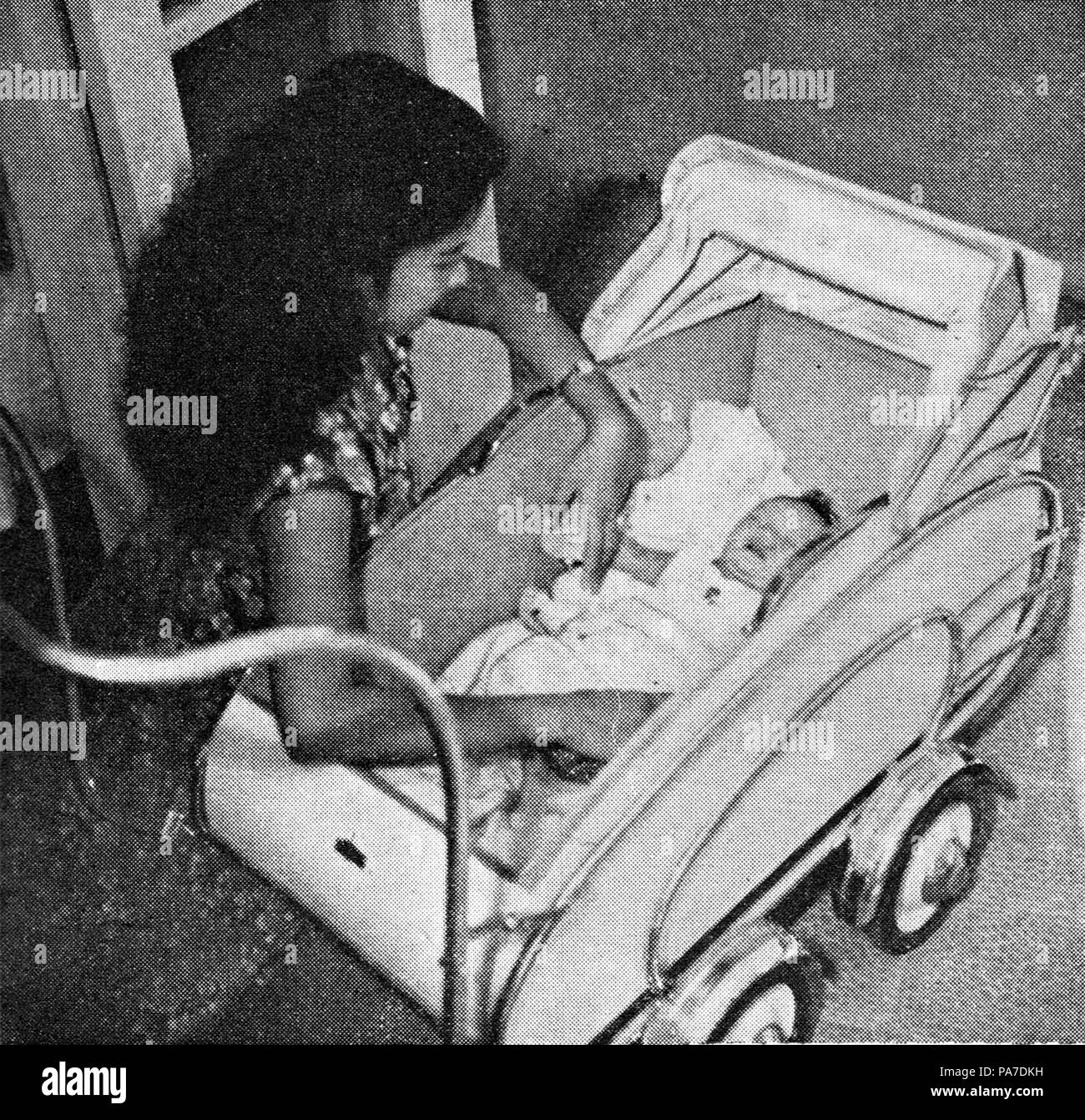 314 Titien Sumarni con il suo primo figlio, pellicola varia 2.3 (marzo 1955), p25 Foto Stock