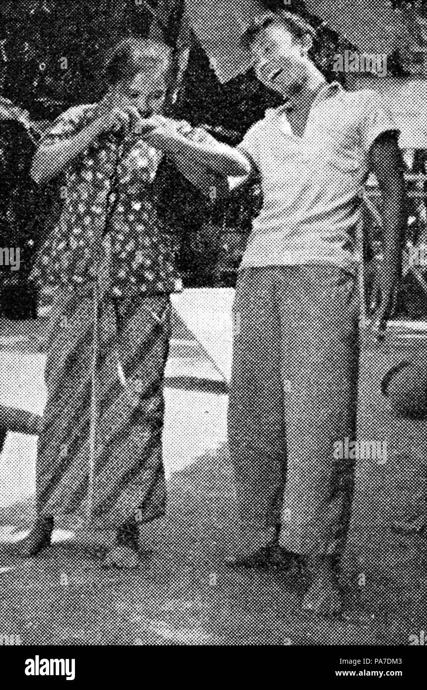 304 Subekto e Rismarini in Merapi, pellicola varia 2.3 (marzo 1955), p34 Foto Stock