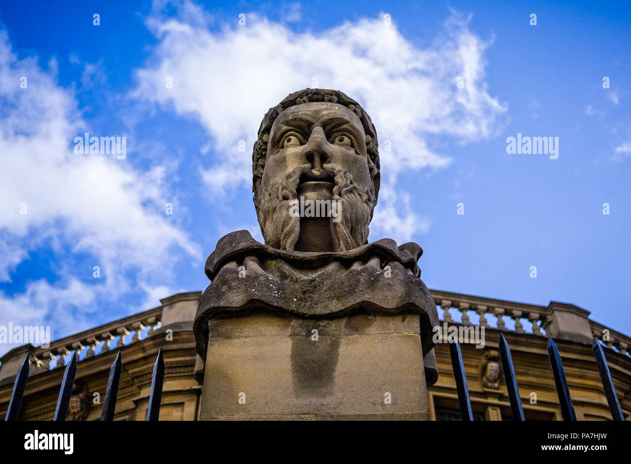 Scary testa in pietra statua al di fuori del Sheldonian Theatre in Oxford, Oxforshire, UK adottata il 31 gennaio 2018 Foto Stock