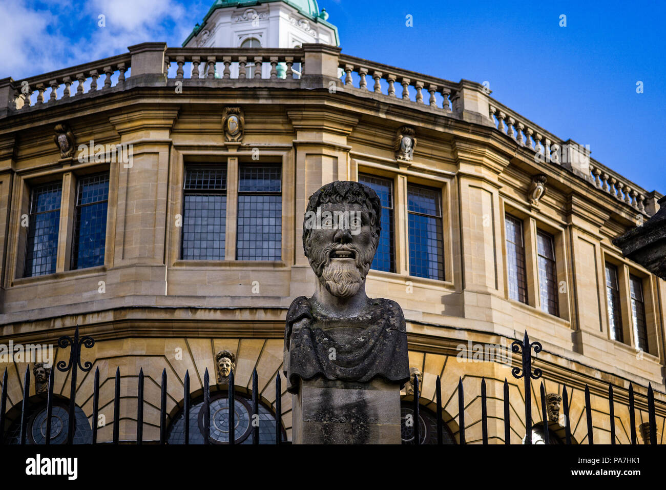 Scary testa in pietra statua al di fuori del Sheldonian Theatre in Oxford, Oxforshire, UK adottata il 31 gennaio 2018 Foto Stock