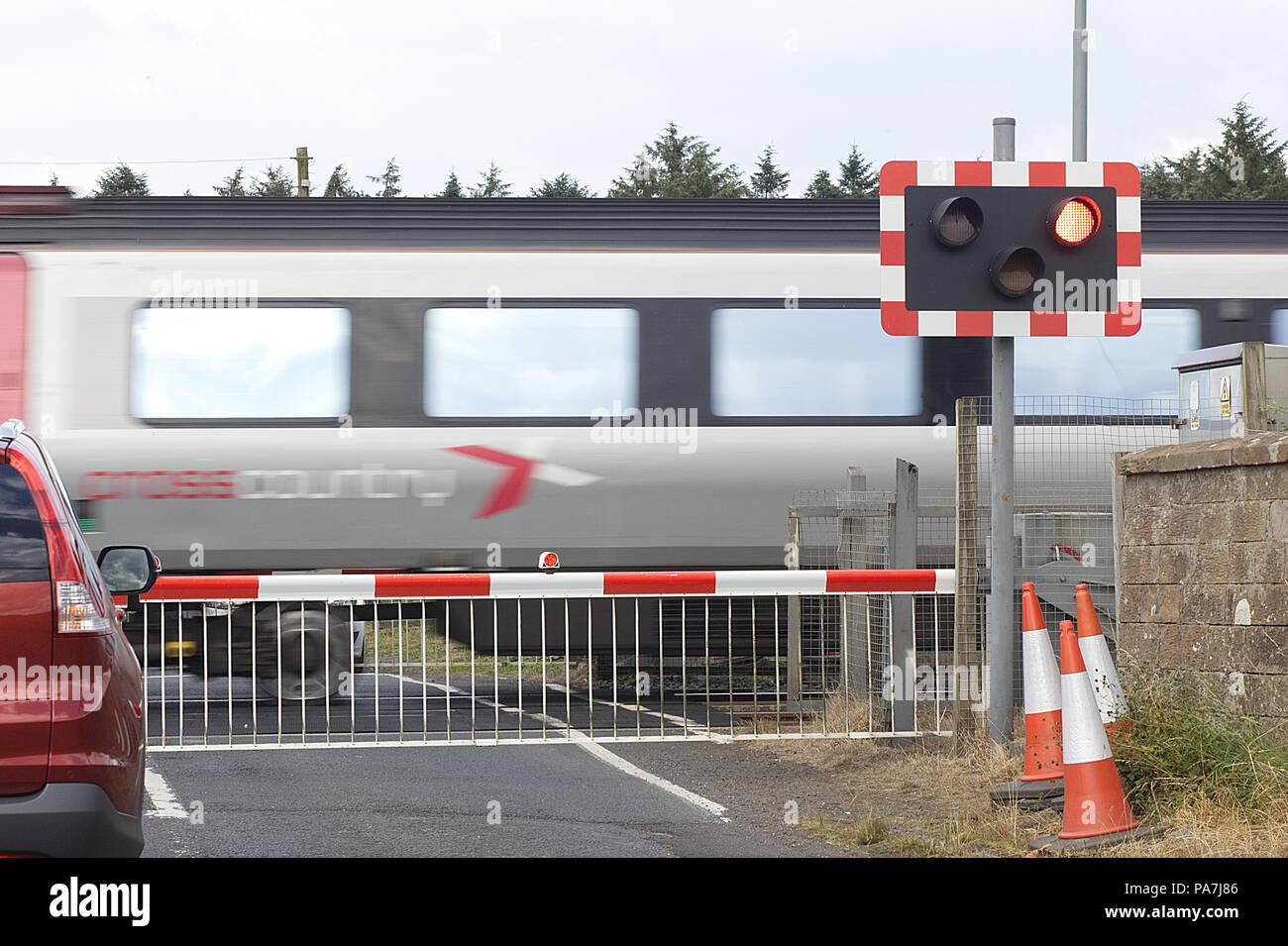 Segnale di traffico controllato di intersezione, cross county treno passa attraverso Foto Stock