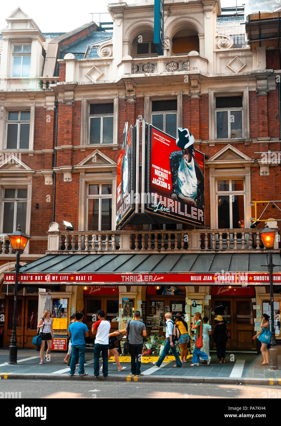 Tributi fuori dal Teatro Lirico di Shaftesbury Avenue dopo la morte di Michael Jackson, dove si esibisce a Londra il concerto 'Thriller Live' Foto Stock